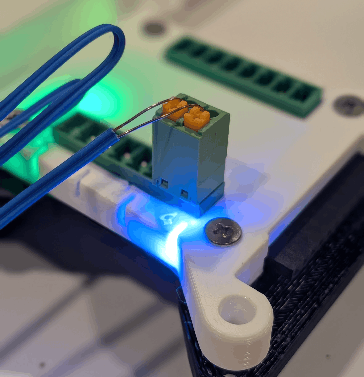 One 8-cue module with RGB indicators showing continuity states